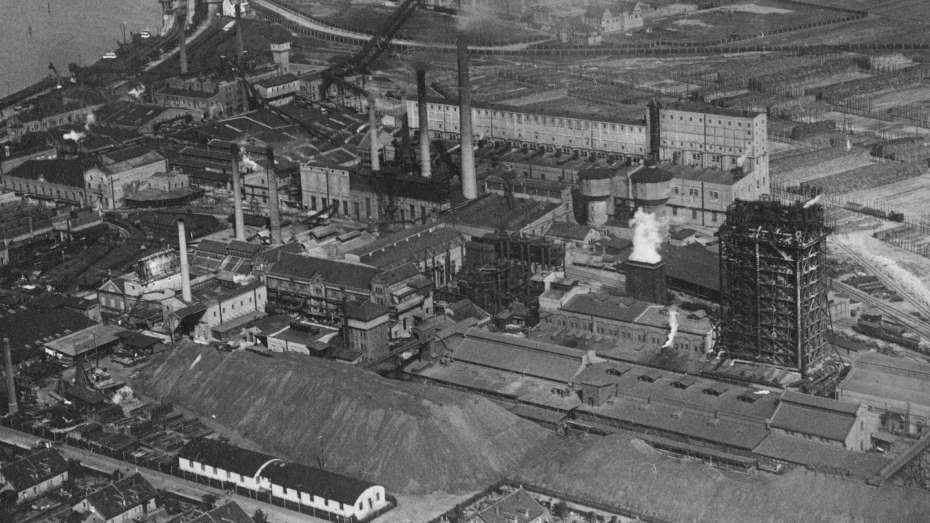 schwarz-weiß Aufnahme aus der Luft über die Zellstofffabrik Waldhof