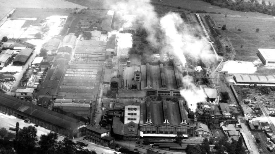 schwarz-weiße Luftaufnahme von den Strebelwerken im Industriehafen, 1956 (Ausschnitt)