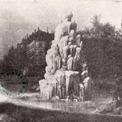 1929 - Fontäne vor dem Wasserturm als Eiskaskade 