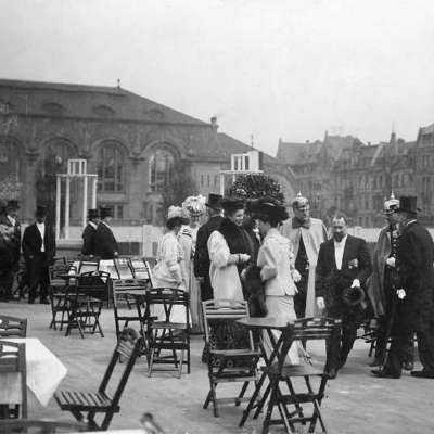 1907 - Vor dem Restaurant auf dem Ausstellungsgelände werden erste Eindrücke ausgetauscht. 