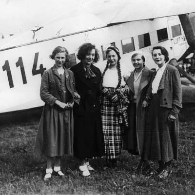 1930 - Stellen sich hier vielleicht Berufsträume als Stewardess ein? 