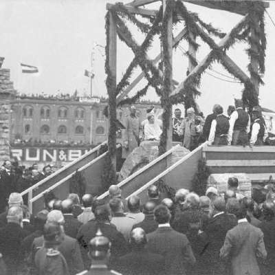 1907 - Der Großherzog fügt den Schlussstein bei der Einweihung des Industriehafen am 3. Juni 1907 ein. 