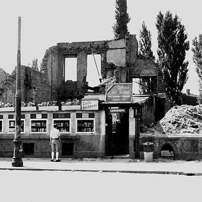 1952 - Inmitten der Trümmer eines Wohnhauses am Lindenhofplatz wird Leseratten eine Leihbücherei geboten. 