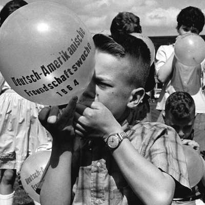 1954 - Was macht mehr Spaß als an einem sonnigen Tag Ballons steigen zu lassen? 