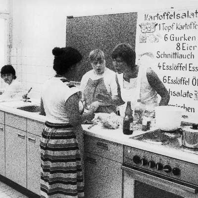 1984 - Auch an den Hunger wird gedacht. In der Eugen-Neter-Schule wird fleißig gekocht und gebacken. Der leckere Kartoffelsalat darf natürlich nicht fehlen. 