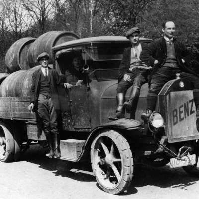 1909 - Mehr Pferdestärken, mehr Ladung: Daimler Benz - Laster als Weintransporter 