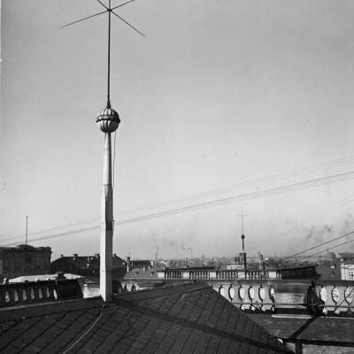 1920 - Hier die reale Umsetzung viele Jahrzehnte später. Blitzableiter auf dem Dach des Schlosses 