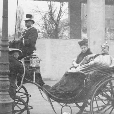 1907 - Der Großherzog Friedrich II. von Baden und seine Frau Hilda rollen zum großen Fest an. 