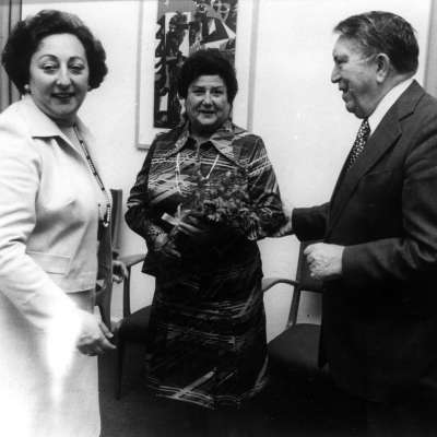 Verleihung des Bundesverdienstkreuzes an Gertrude Hammer in Beisein von Oberbürgermeister Dr. Ratzel und Doris Perlstein, 1976