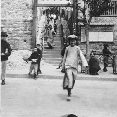 Kinder vor der Richard-Wilhelm-Schule in Qingdao, um 1900