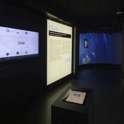 The year 1940 can be seen on the timeline on the left and the information text in the centre. On the far right the art installation about the murdered Jews swimming around in an ocean.