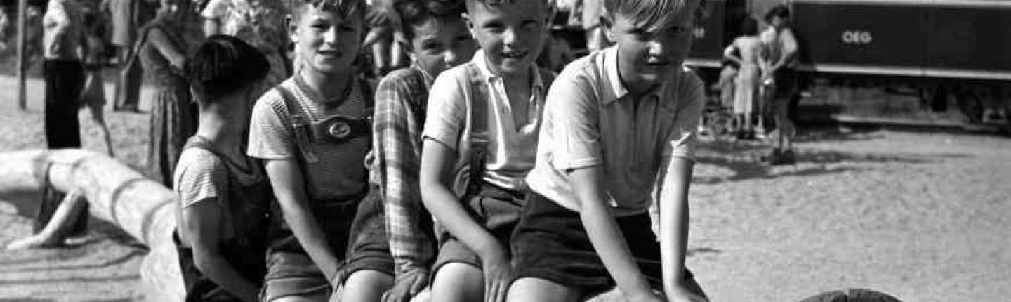 Kinder auf dem Mannheimer Robinson-Spielplatz, 1955