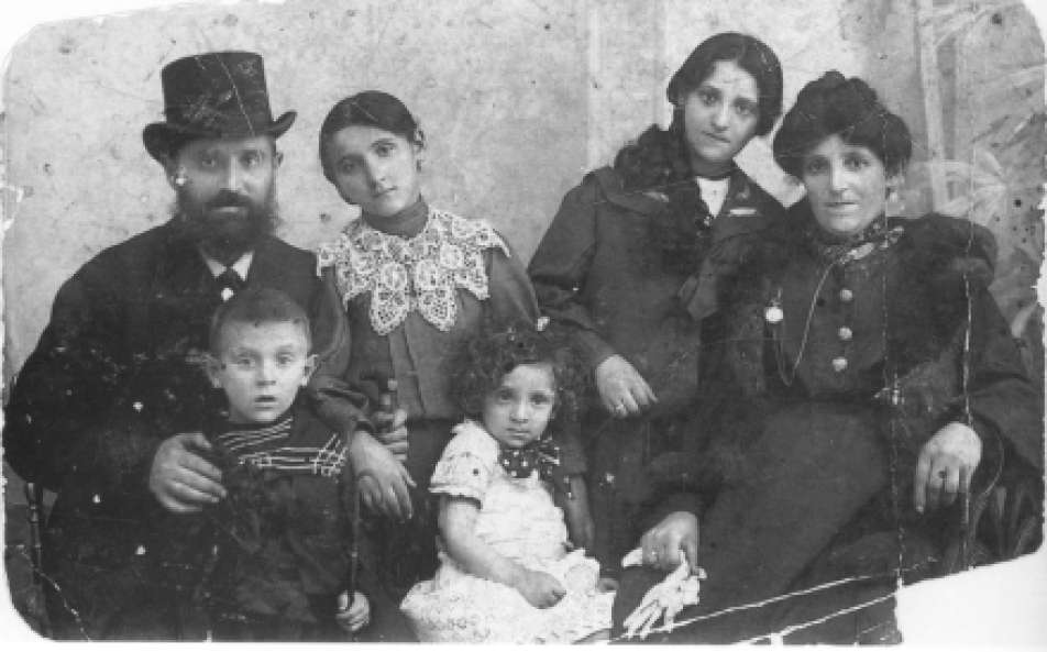schwarz-weiß Gruppenportrait einer jüdischen Familien
