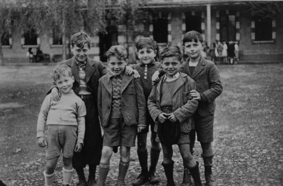 schwarz-weiß Fotografie von Kindern, die aus dem Lager Gurs gerettet wurden, 1940er Jahre
