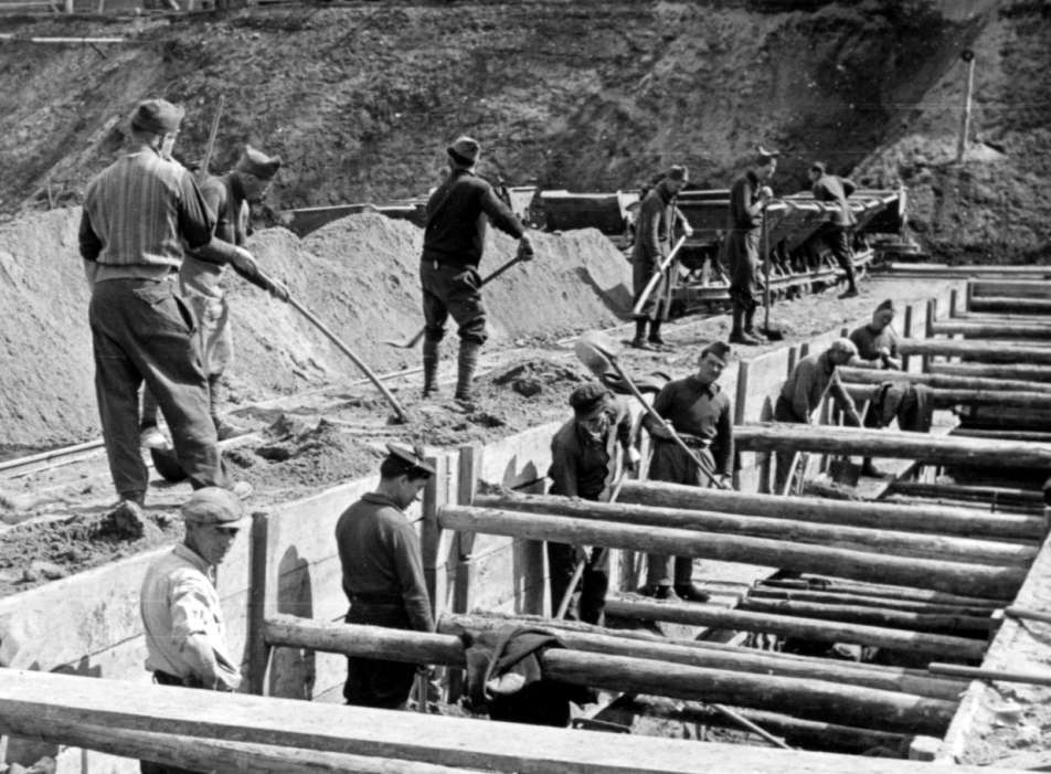 schwarz-weiß Fotografie von Mannheimer Zwangsarbeitern auf einer Baustelle, 1940er Jahre