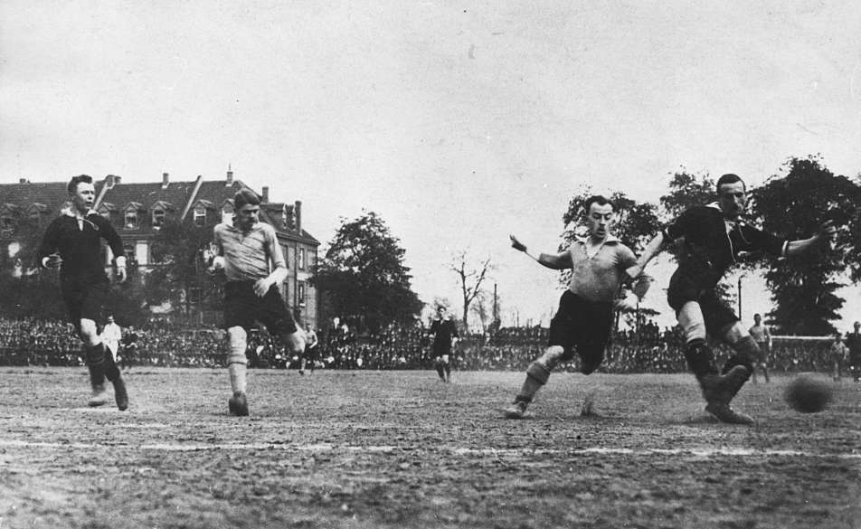 Fotografie in schwarz-weiß mit Fußballern während eines Spiels 