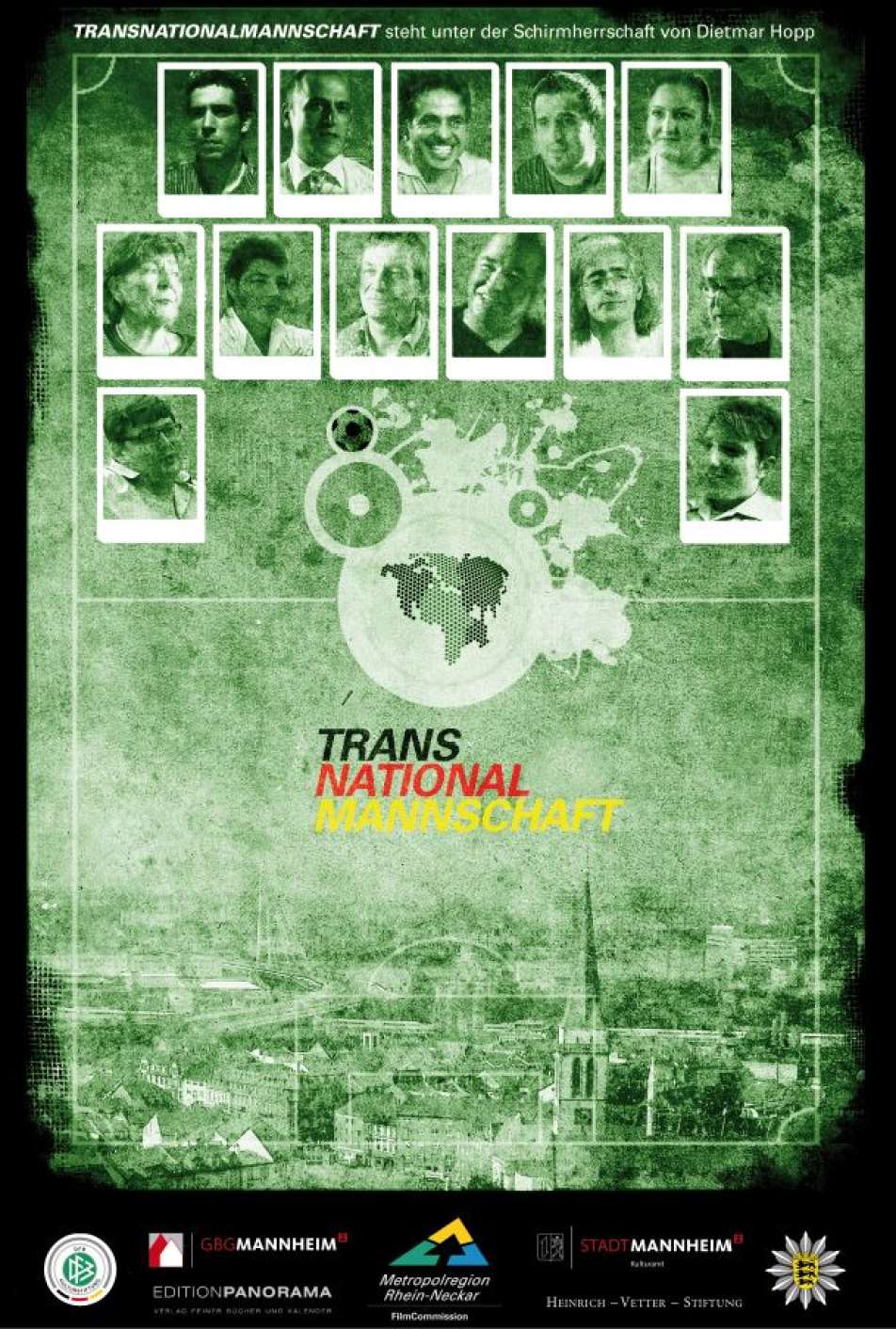 farbiges Filmplakat des Films "TRANSNATIONALMANNSCHAFT", das Portraitfotos von Menschen auf einem Fußballplatz zeigt
