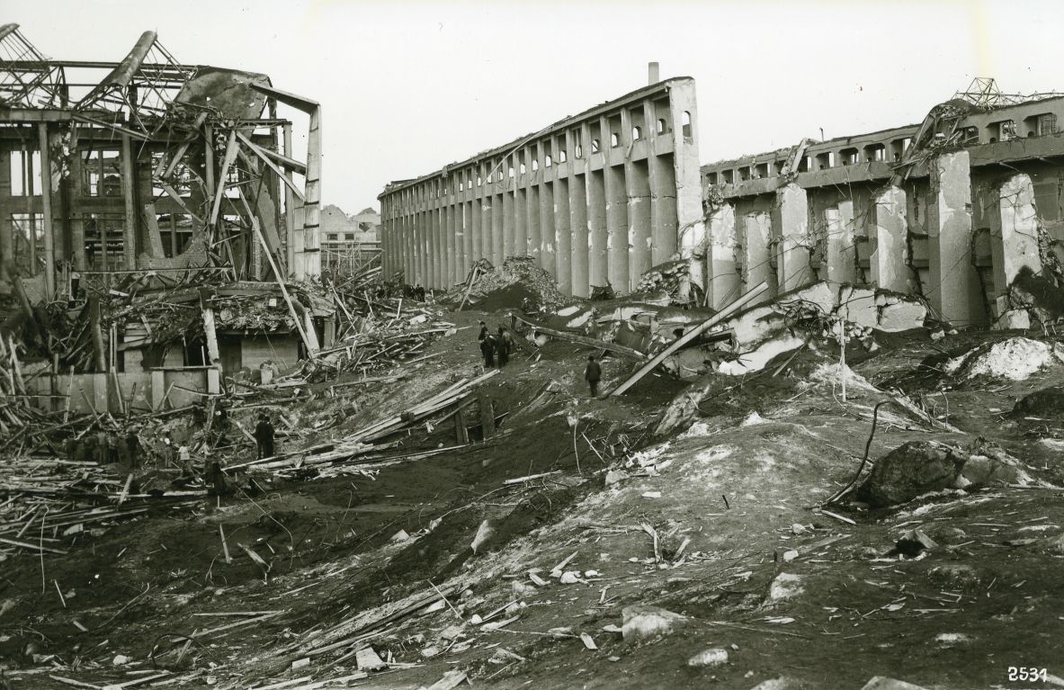 schwarz-weiß Foto mit zerstörten Gebäuden als Folge des Explosionsunglücks in Oppau am 21. September 1921