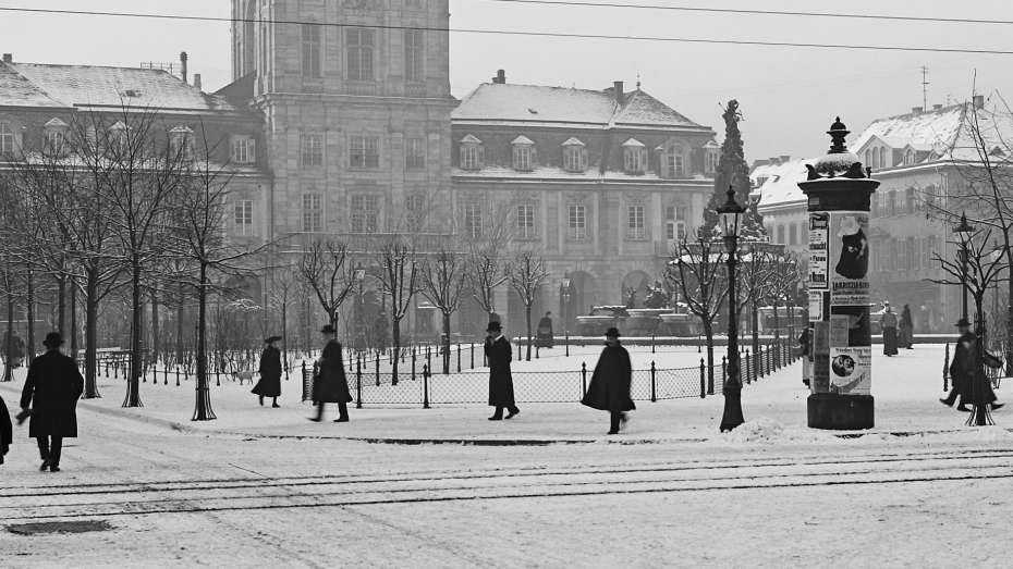 schwarz-weiß Foto vom Mannheimer Paradeplatz mit dem Alten Kaufhaus im Bildhintergrund, 1907