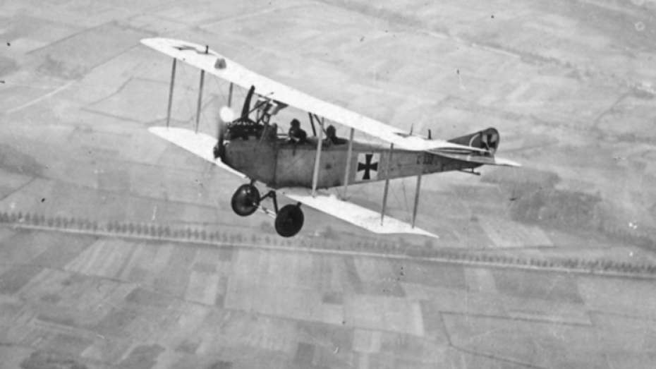 schwarz-weiß Foto eines Militärflugzeugs im Ersten Weltkrieg, aufgenommen während des Flugs und datiert auf den 8. August 1917