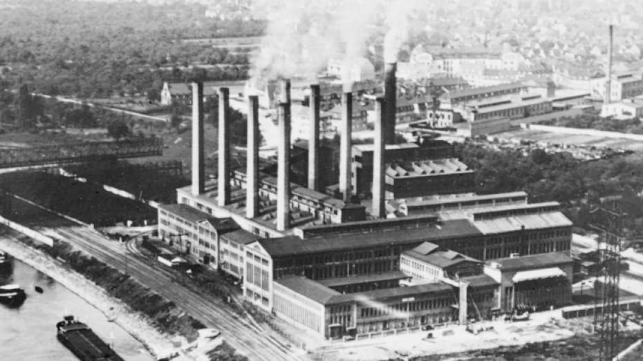 schwarz-weiß Foto, das den Standort vom Kraftwerk am Rhein zeigt (Luftaufnahme)