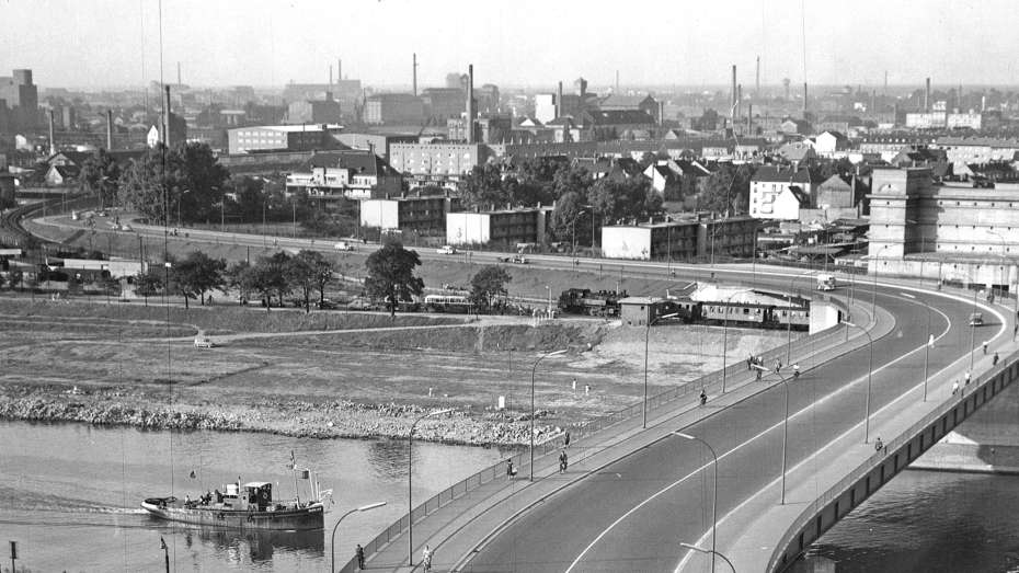 schwarz-weiß Foto vom Neckarufer mit Ochsenpferchbunker, 1959