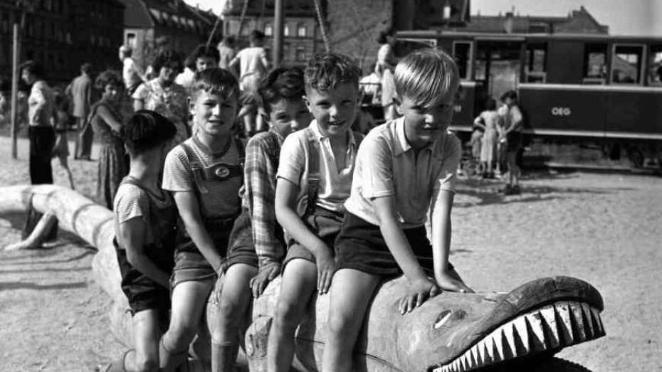Kinder auf dem Mannheimer Robinson-Spielplatz, 1955