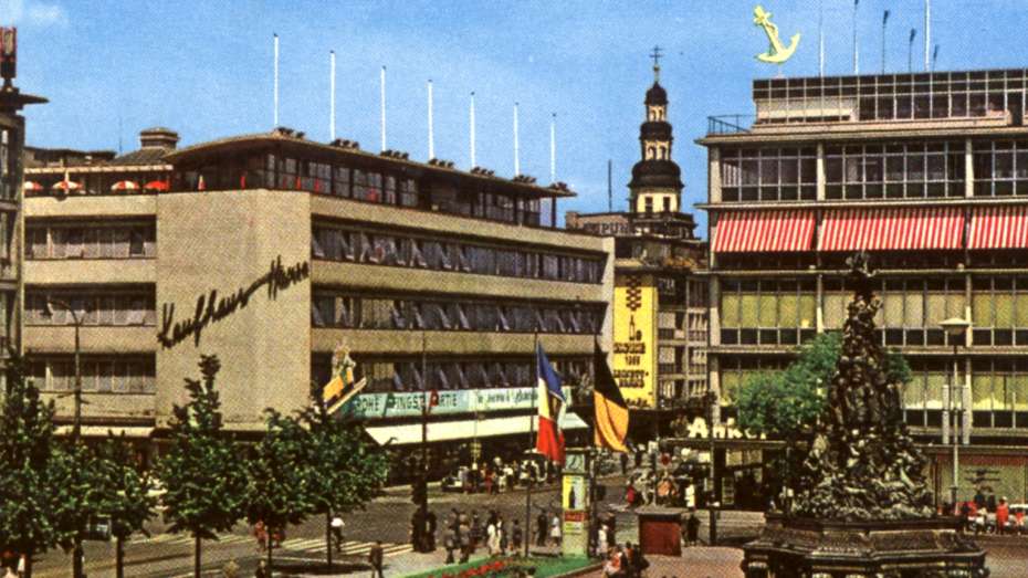 Postkartenansicht vom Paradeplatz mit Grupello-Pyramide in der Mitte aus dem Jahr 1964 (Ausschnitt)