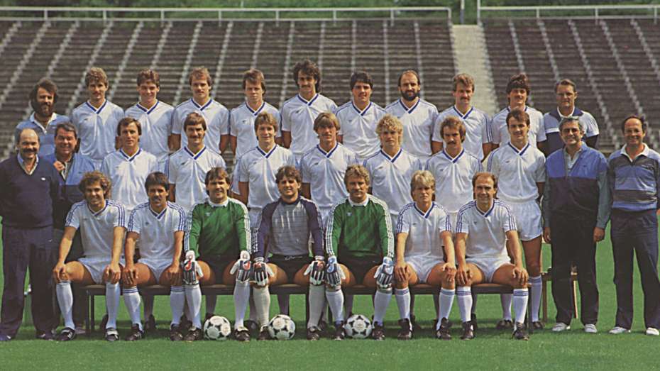 Mannschaft des SV Waldhof von 1984. In drei Reihen sitzen und stehen die Spieler in weißen Trikots.