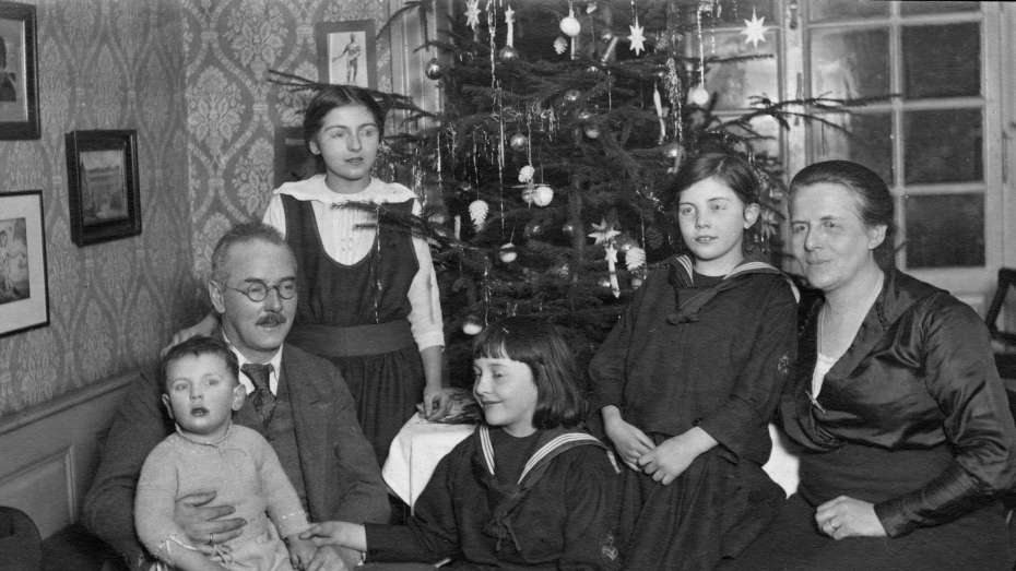 Schwarz-Weiß-Foto der Familie Taglang zu Weihnachten 1921