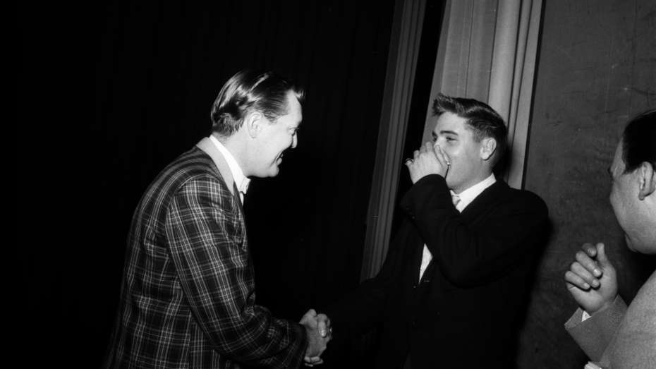 Bill Haley und Elvis Presley geben sich vergnügt die Hand.