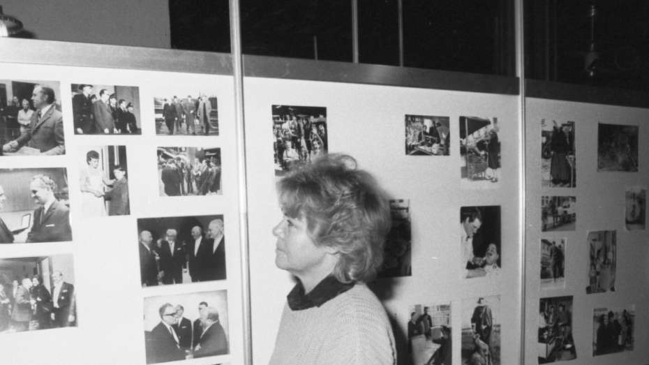 schwarz-weiß Foto von einer Frau, die sich die Fotografien von Pitt Steiger im Rahmen einer Ausstellung im Jahr 1987 anschaut