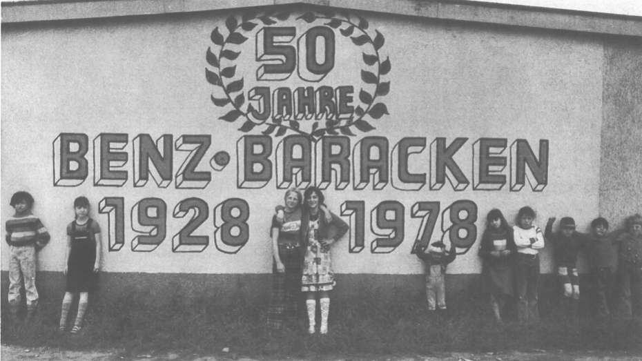 Kinder vor dem Schriftzug "Benz-Baracken 1928 - 1978"