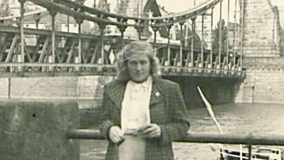 Frau vor einer Brücke mit Wasser