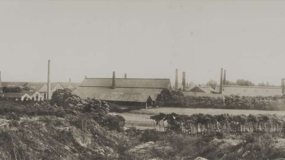 Spiegelfabrik vom Rhein aus, historisches Foto, ca. 1900 