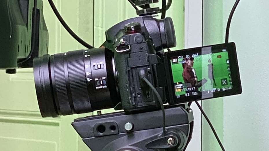 zu sehen ist eine Videokamera, die letzte Ietzte Instruktionen vor dem Fildreh festhält