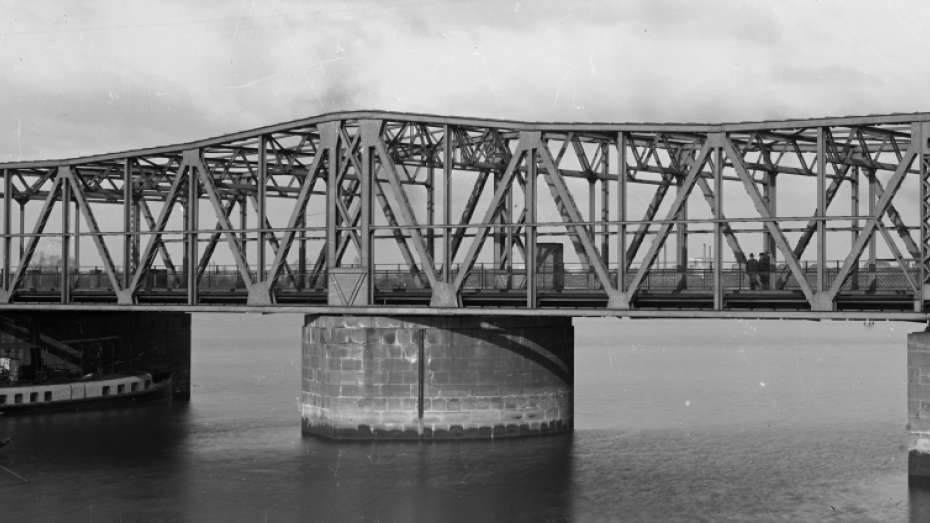 schwarz-weiß Fotografie der Diffené-Brücke in Mannheim, um 1900