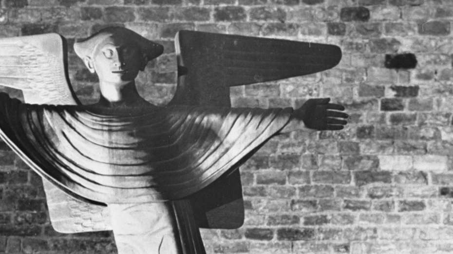 schwarz-weiß Fotografie der Statue "Friedensengel" von Gerhard Marcks