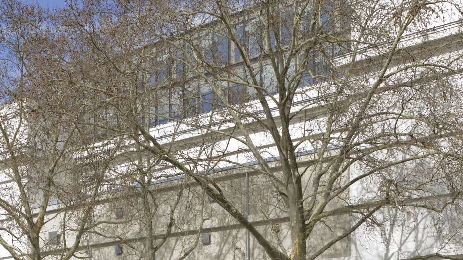 farbiges Foto vom Gebäude des MARCHIVUM mit einer Fahne im Vordergrund