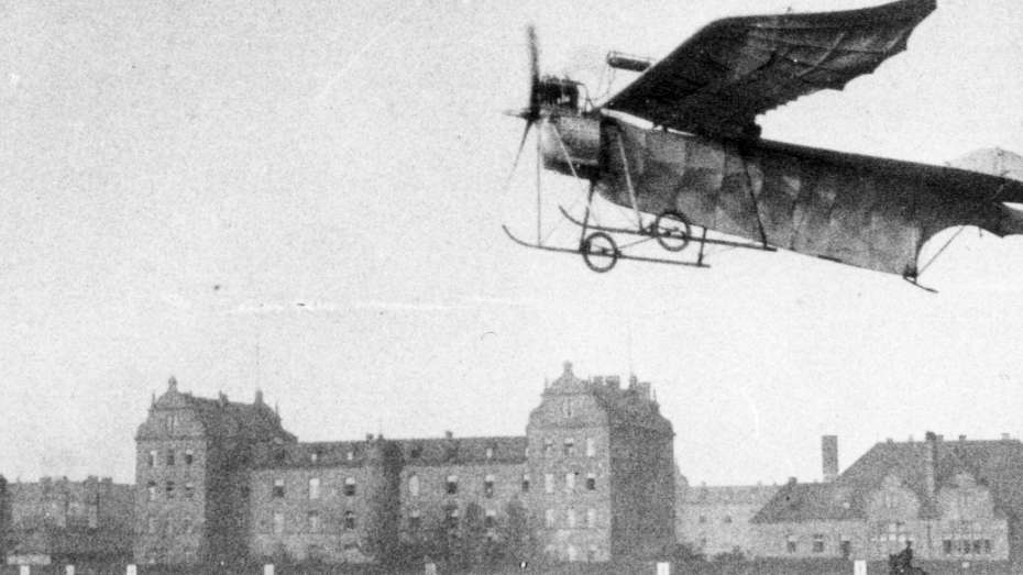 schwarz weiß Fotografie des Flugzeugs "Pippart-Noll-Eindecker", das in der Luft fliegt bei den Oktober-Schauflügen im Jahr 1912