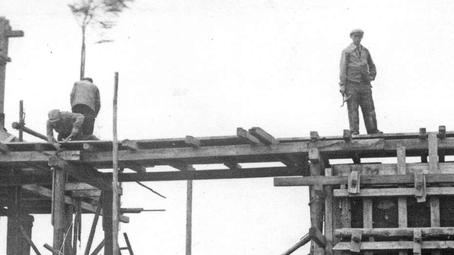 schwarz-weiß Fotografie von Zwangsarbeiters 1943 beim Bau des Stahlwerkbunkers