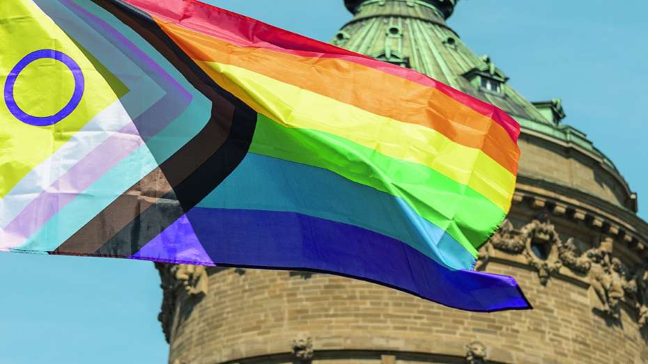 Die Progress Pride Flag in Nahaufnahme vor dem Mannheimer Wasserturm.