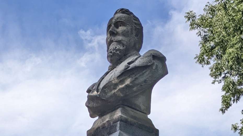 farbiges Foto vom Friedrich-Hecker-Denkmal im Washington Park in Cincinnati. Das Detail zeigt den Kopf von Hecker auf einer Säule