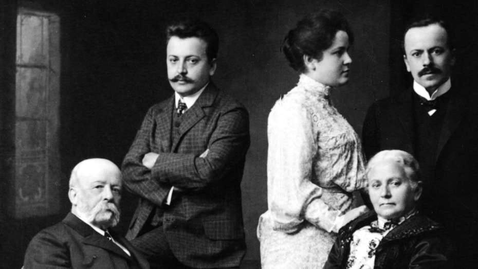 schwarz-weiß Familienportrait der Familie Hecht um 1910