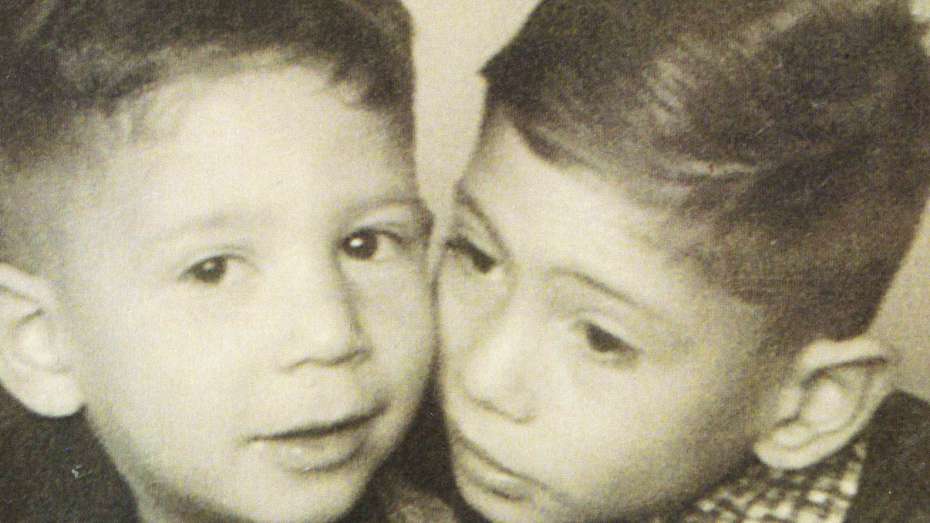 schwarz-weiß Fotografie zwei kleine Jungen, gleichzeitig Ausschnitt des Buchcovers "Nuestra América - My Family in the Vertigo of Translation" von Claudio Lomnitz 