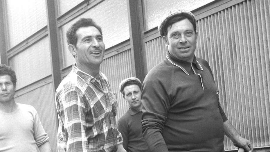 schwarz-weiß Foto von vier Gastarbeitern beim Straßenbau
