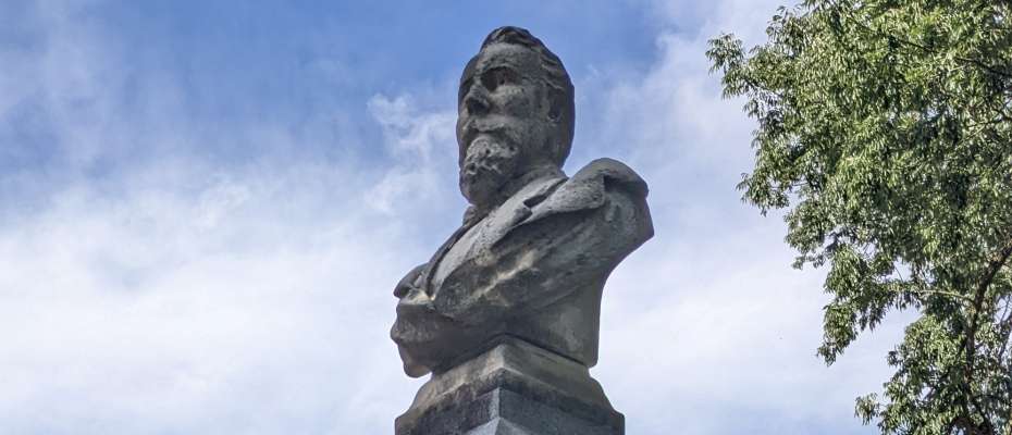 farbiges Foto vom Friedrich-Hecker-Denkmal im Washington Park in Cincinnati. Das Detail zeigt den Kopf von Hecker auf einer Säule
