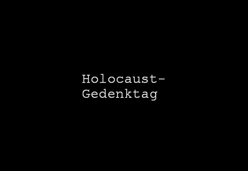 Weiße Schrift auf schwarzem Grund, die besagt "Holocaust-Gedenktag"