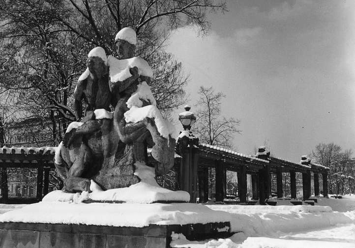 Eine Statue am Friedrichsplatz, mit dicker Schneeschicht aufliegend.