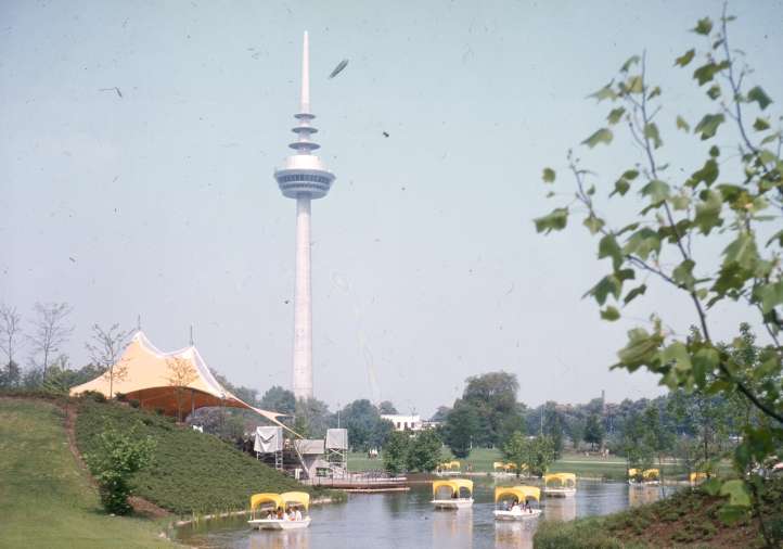 Gondolettas vor dem Fernsehturm, 1975